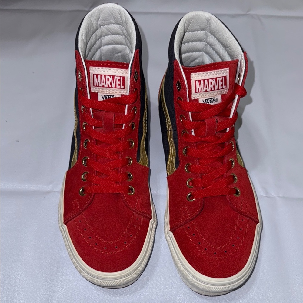 VANS Limited Edition Captain Marvel
SK8-Hi Size Mens 5.5 Or Womens 7